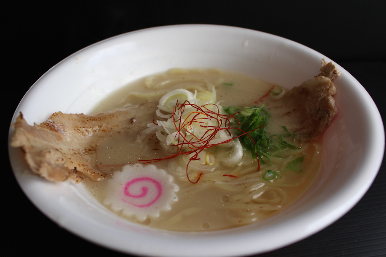 『鳥の鶏次、フスマにかけろ コラボ店』(大阪)のトリュフ薫る 濃厚鶏白湯らーめん ～炙り焼豚盛り～