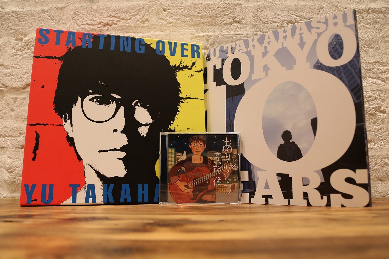 『STARTING OVER』の数量生産限定盤LPサイズボックスとLPサイズフォトブック“TOKYO 10Years”のサイズ比較写真