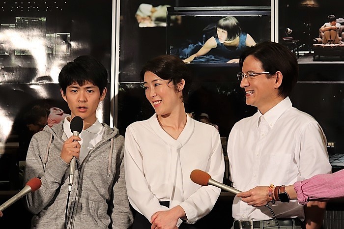 『海辺のカフカ』囲みインタビュー 左から古畑新之、寺島しのぶ、岡本健一