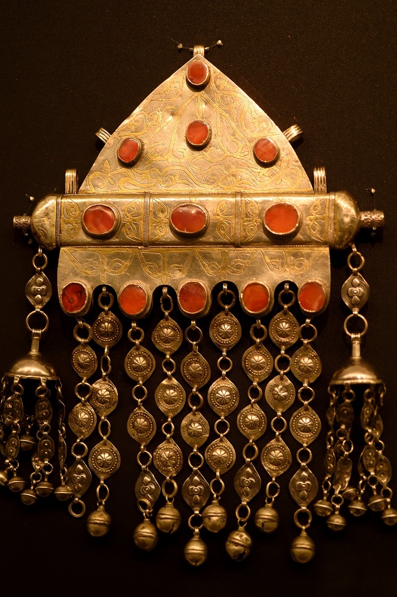 《トゥマール（女性用護符入れ）》サルイク族 18世紀