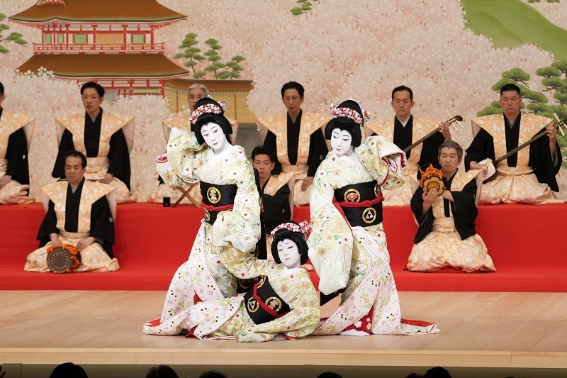 昼の部『京鹿子娘道成寺』（左より）白拍子花子=坂東玉三郎、白拍子花子=六代目尾上菊之助、白拍子花子=八代目尾上菊五郎 ／(C)松竹