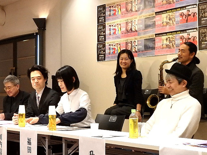 福田の解説に即興で伴奏するサックス奏者・武井努