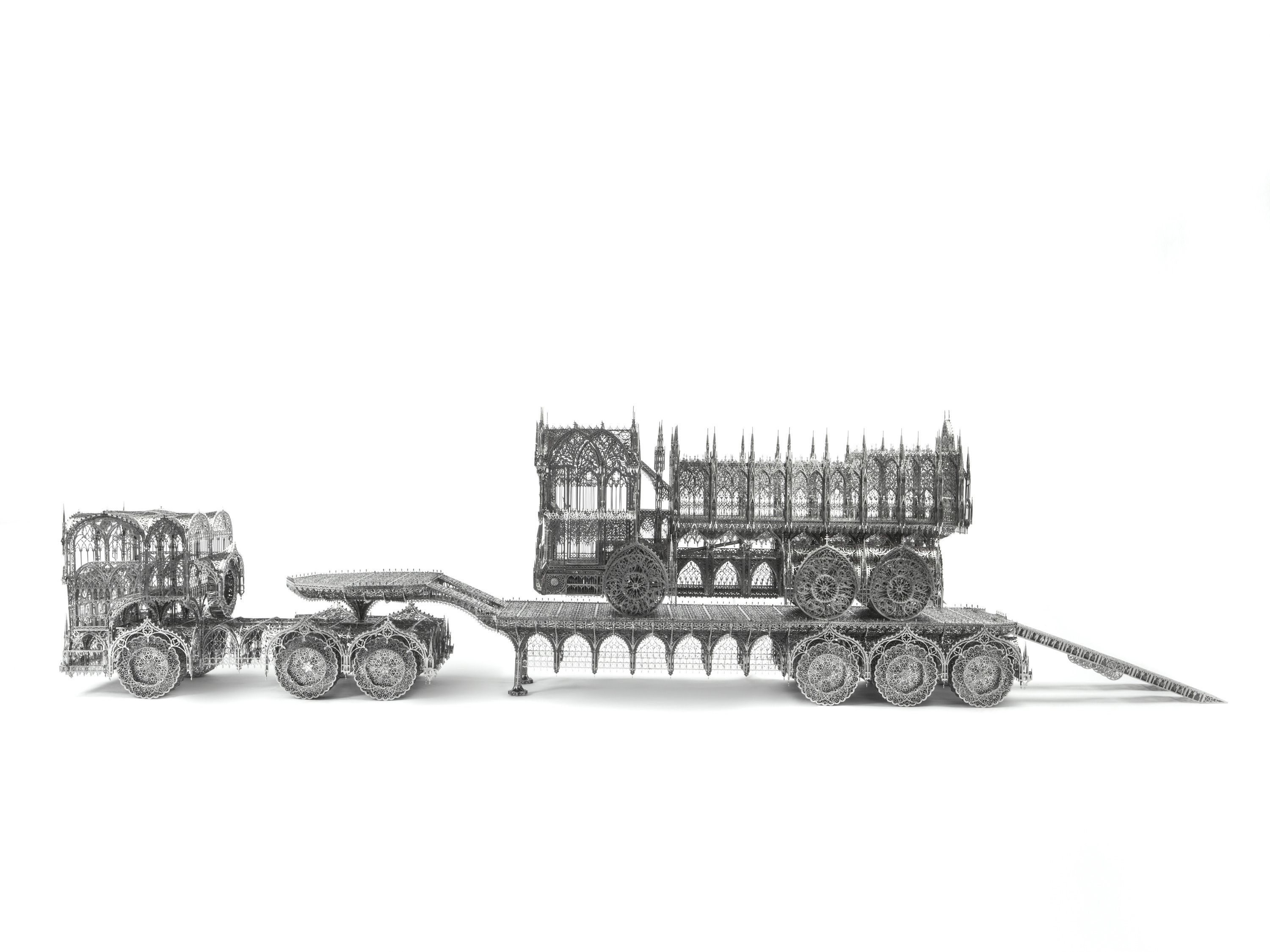 ヴィム・デルヴォワ《低床トレーラー》2014年、《ダンプカー》2012年 ©Studio Wim Delvoye