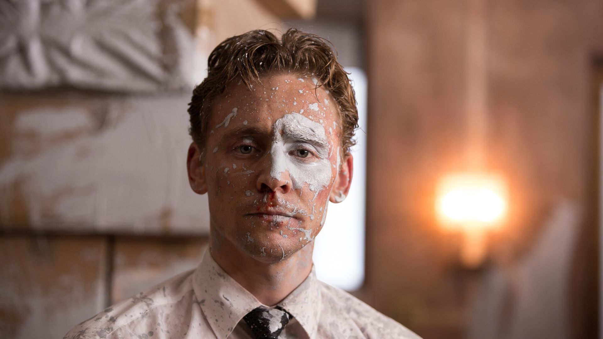 トム・ヒドルストン © RPC HIGH-RISE LIMITED / THE BRITISH FILM INSTITUTE / CHANNEL FOUR TELEVISION CORPORATION 2015