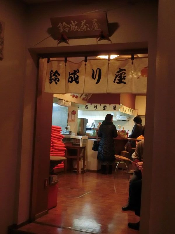 食事スペース「鈴成り茶屋」は劇場と区別されている。