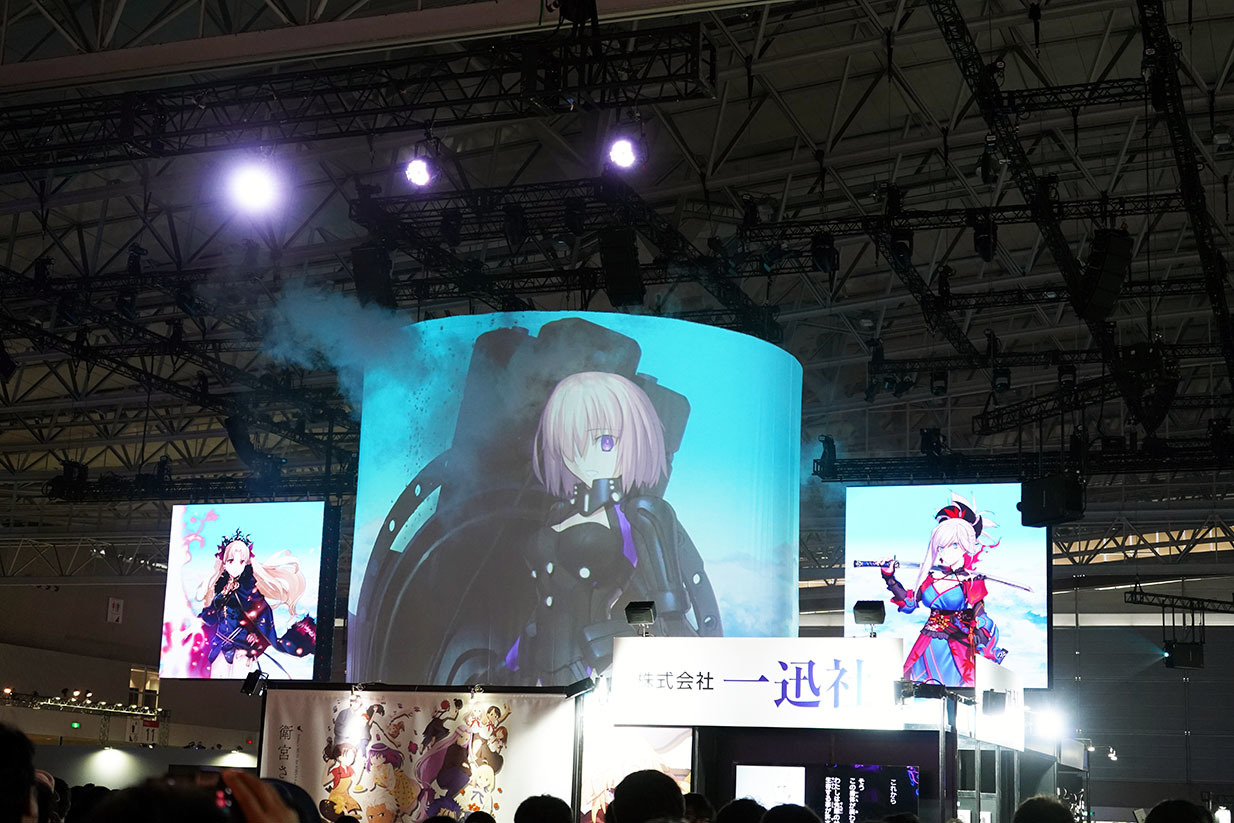 「Grand Tower」の円柱型大スクリーン。左右のスクリーンと連動する 撮影：斉藤直樹