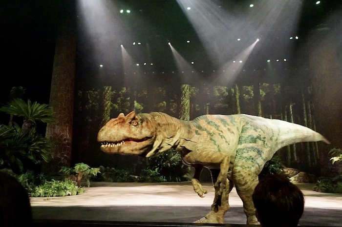 ステゴサウルスを狙うアロサウルス