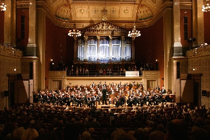 今年で任期終了となる、プラハ放送交響楽団の指揮者オンドレイ・レナルトとピアニストであるヴァディム・ホロデンコのミニインタビューが到着！