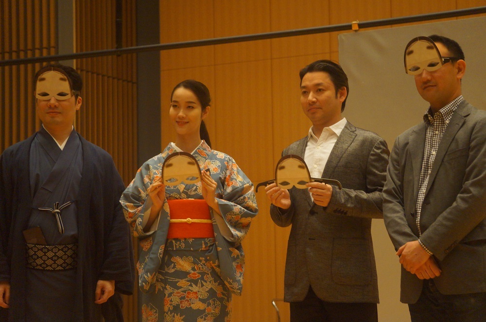 能面型3Dメガネをつけた出演者。左から川口晃平、花柳まり草、坂口貴信、谷本健吾