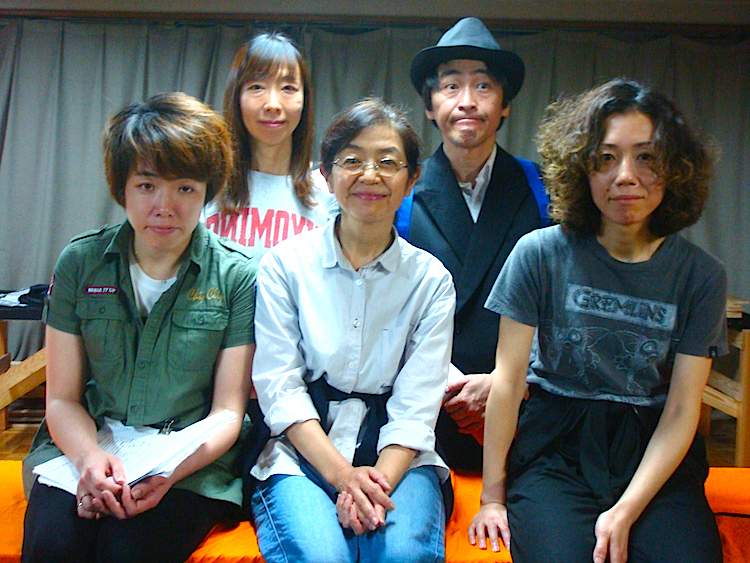 佃典彦作『プロポーズ』の出演者と作者。前列左から・三井田明日香、山口未知、まどか園太夫 後列左から・梅宮さおり、作者で出演もする佃典彦