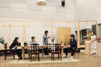 観る者によって受け止め方も共感する人物も異なる物語～蓬莱竜太作・演出『消えていくなら朝』稽古場オフィシャルレポート公開