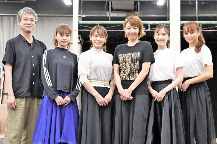 （左から）板垣恭一、清水くるみ、ソニン、柚希礼音、実咲凜音、石田ニコル