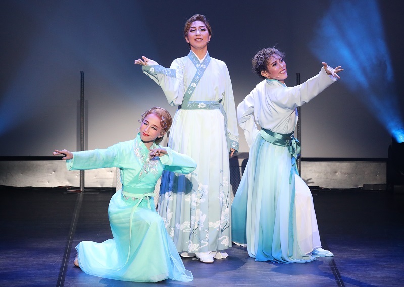 男役スター・華月奏（中央）、トップスター翼和希（右）、娘役トップスター千咲えみ（左                         (C)OSK日本歌劇団
