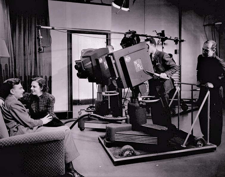 本放送を開始する前に、試験放送を行っていたNBCのスタジオ（1938年頃）。左端は、俳優のエディ・アルバート（映画『ローマの休日』のカメラマン）。