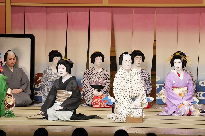 『伊勢音頭恋寝刃』（左より）仲居万野=中村魁春、福岡貢=松本幸四郎、油屋お岸=坂東新悟