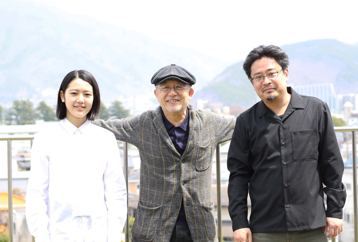 （左から）湯川ひな、串田和美、松村武