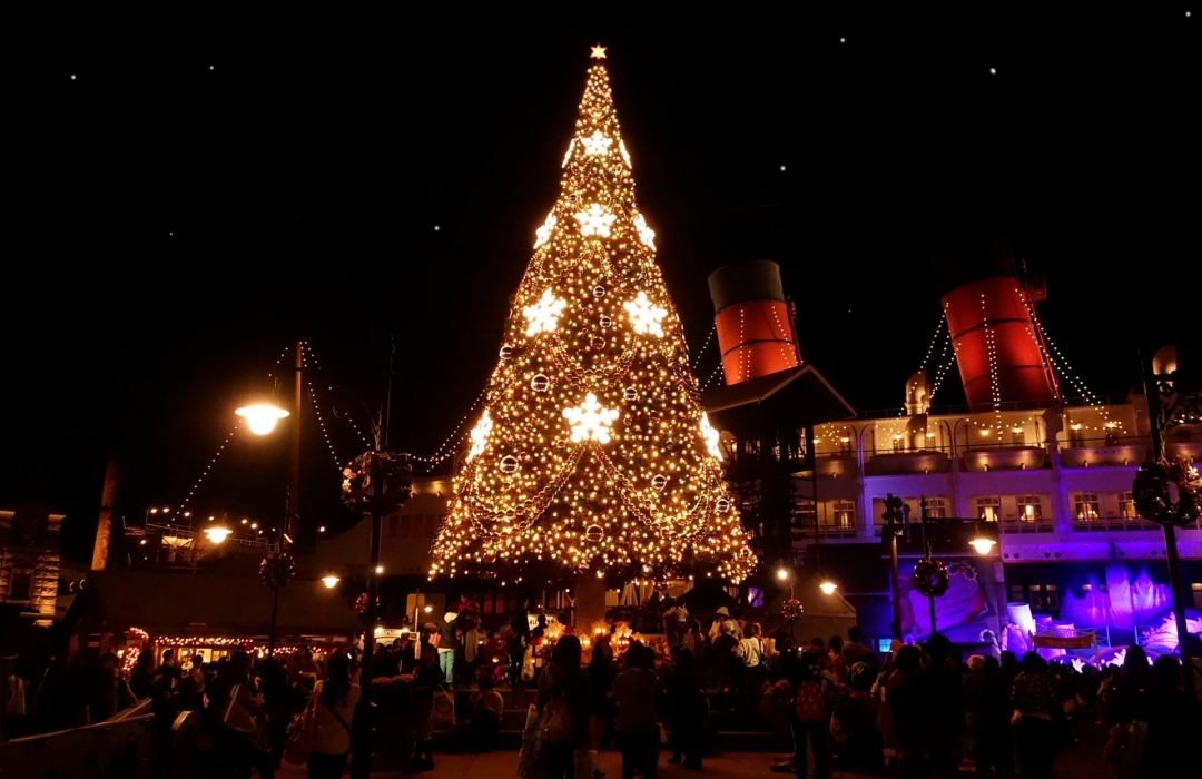 アメリカンウォーターフロントのクリスマスツリー ※イメージ （C）Disney