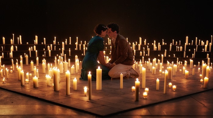 Jessie Buckley (Juliet) and Josh O'Connor (Romeo) in Romeo & Juliet at the National Theatre. Photo by Rob Youngson (1) （C）Rob Youngson 