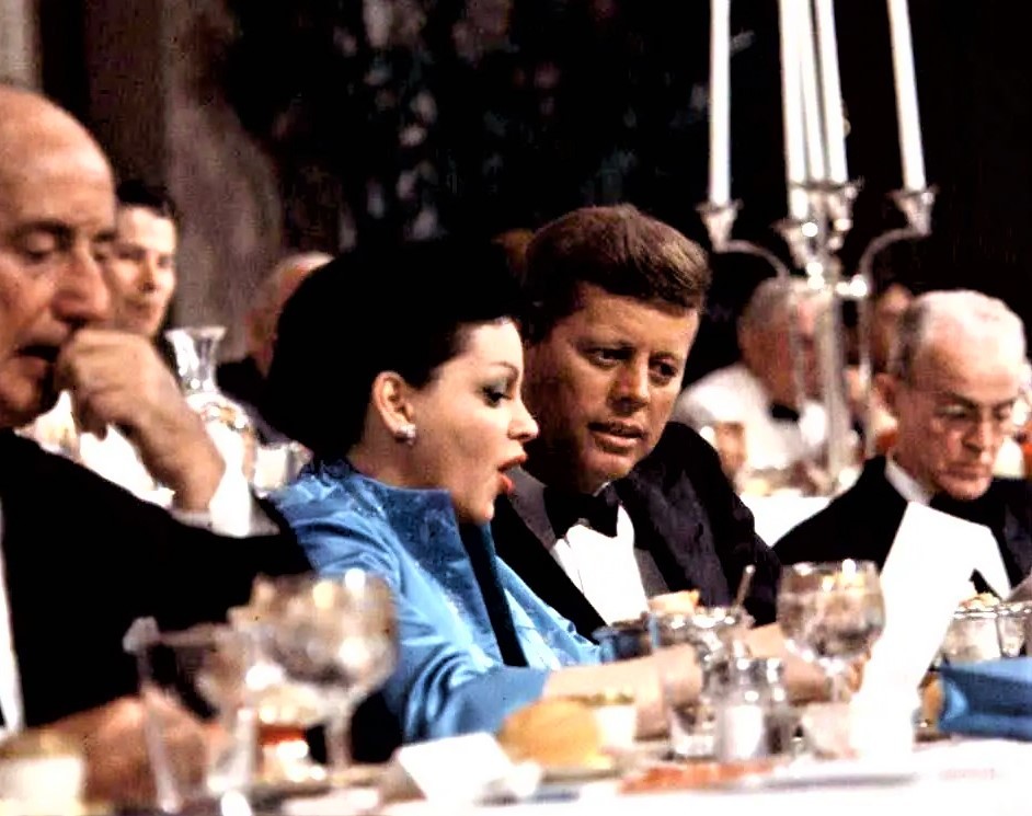 ジョン・F・ケネディと（1960年7月、選挙資金調達のパーティーで） Photo Courtesy of Scott Brogan