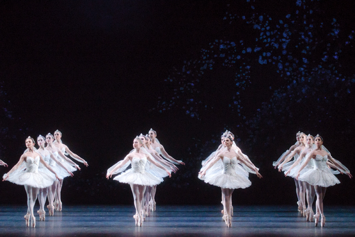 「ラ・バヤデール」. Artists of The Royal Ballet in the ’Kingdom of the Shades’ scene.  (c) ROH Tristram Kenton (2013)