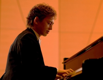 ピアニスト・及川浩治の新シリーズ「ピアノ・コレクション」第1弾公演がトッパンホールで開催