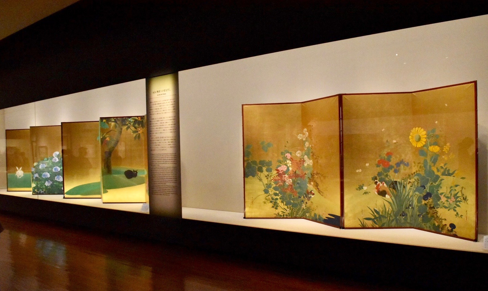  右：鈴木其一　《四季花鳥図》（江戸時代）　19世紀　山種美術館蔵　左：速水御舟　《翠苔緑芝》　1928（昭和3）年　山種美術館蔵