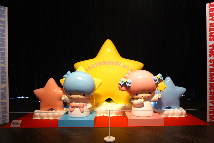 リトルツインスターズは、『いちご新聞』を通じて人気者になったキャラクター第1号とのことだ。