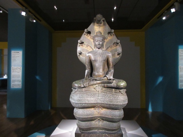 「ナーガ上の仏像坐像」