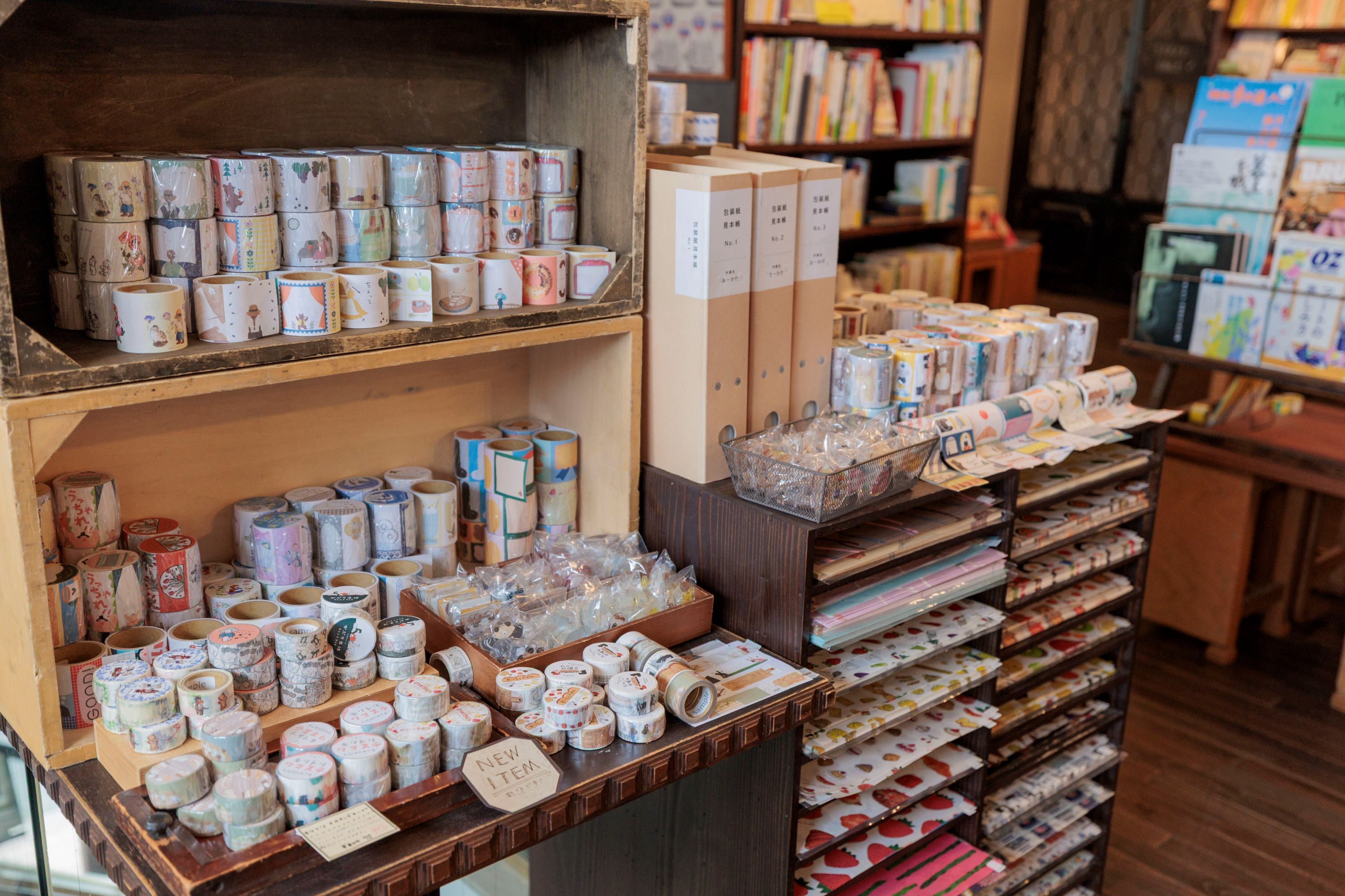 取材場所のTEGAMISHA BOOKSTOREには紙雑貨がずらり