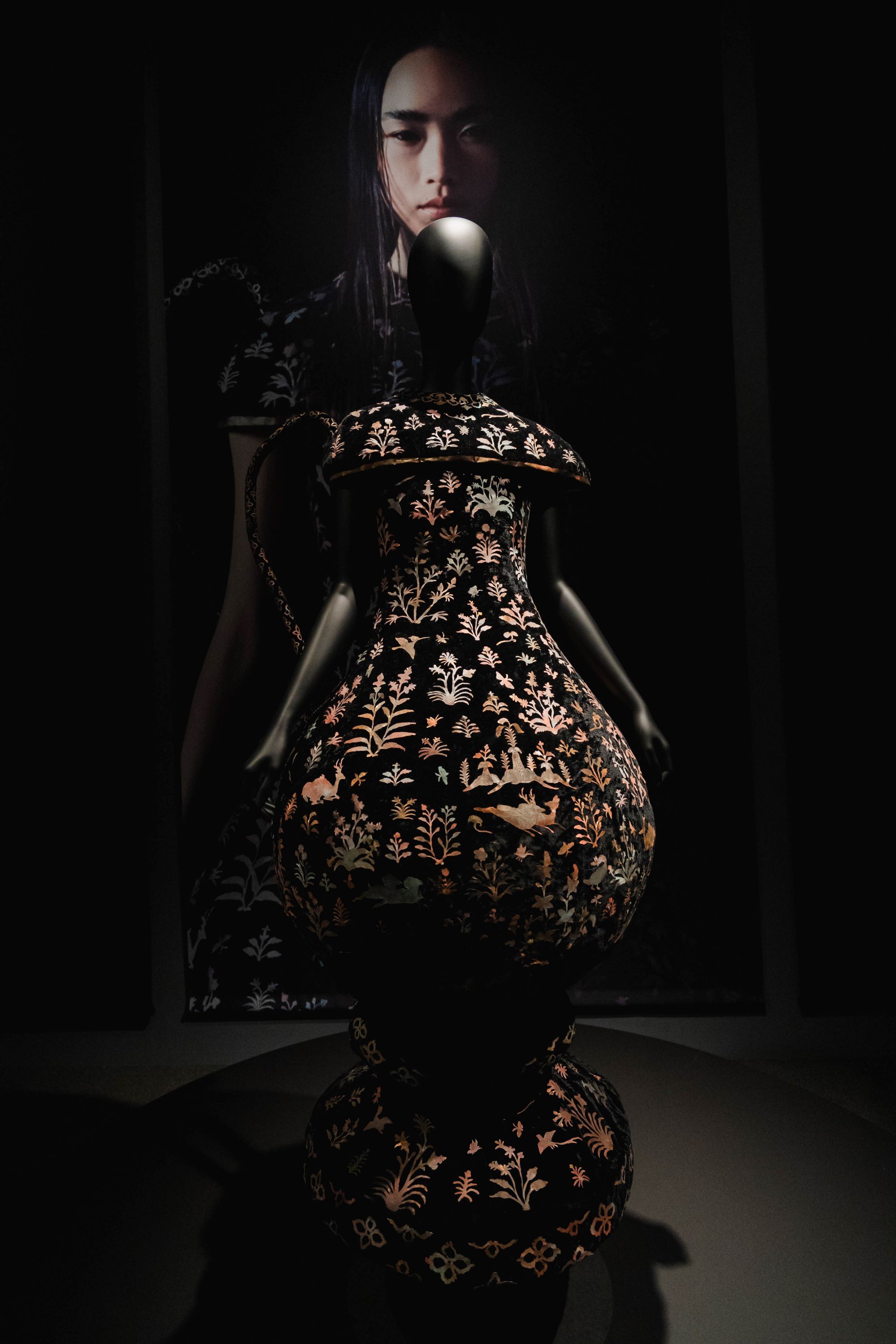 「LACQUERED EWER SHOSOIN DRESS」