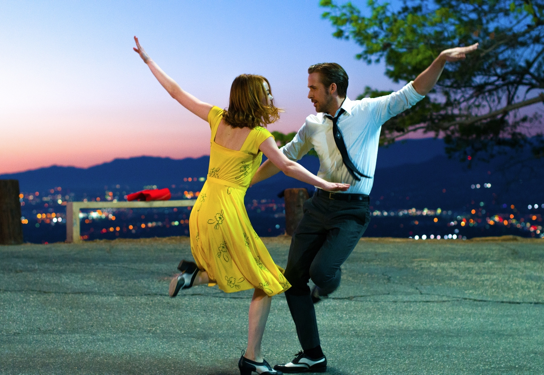 『ラ・ラ・ランド』EW0001: Sebastian (Ryan Gosling) and Mia (Emma Stone) in LA LA LAND.  Photo courtesy of Lionsgate. （C）2016 Summit Entertainment, LLC. All Rights Reserved.