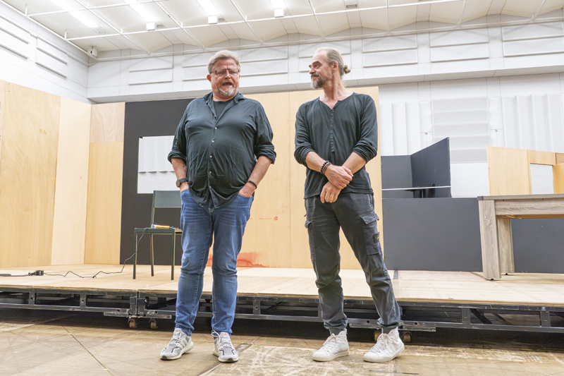 トーマス・ヨハネス・マイヤー（右）と大尉役のアーノルド・ベズイエン（新国立劇場 稽古場にて）