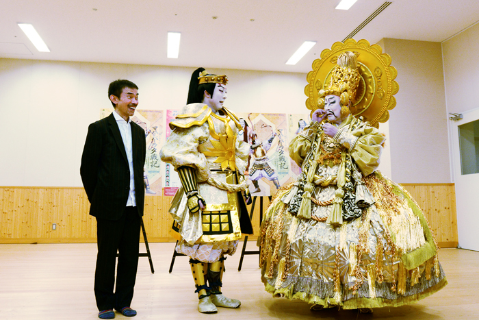 宮城、菊之助、「のりで貼りつけたら固まっちゃって」とヒゲを気にする菊五郎