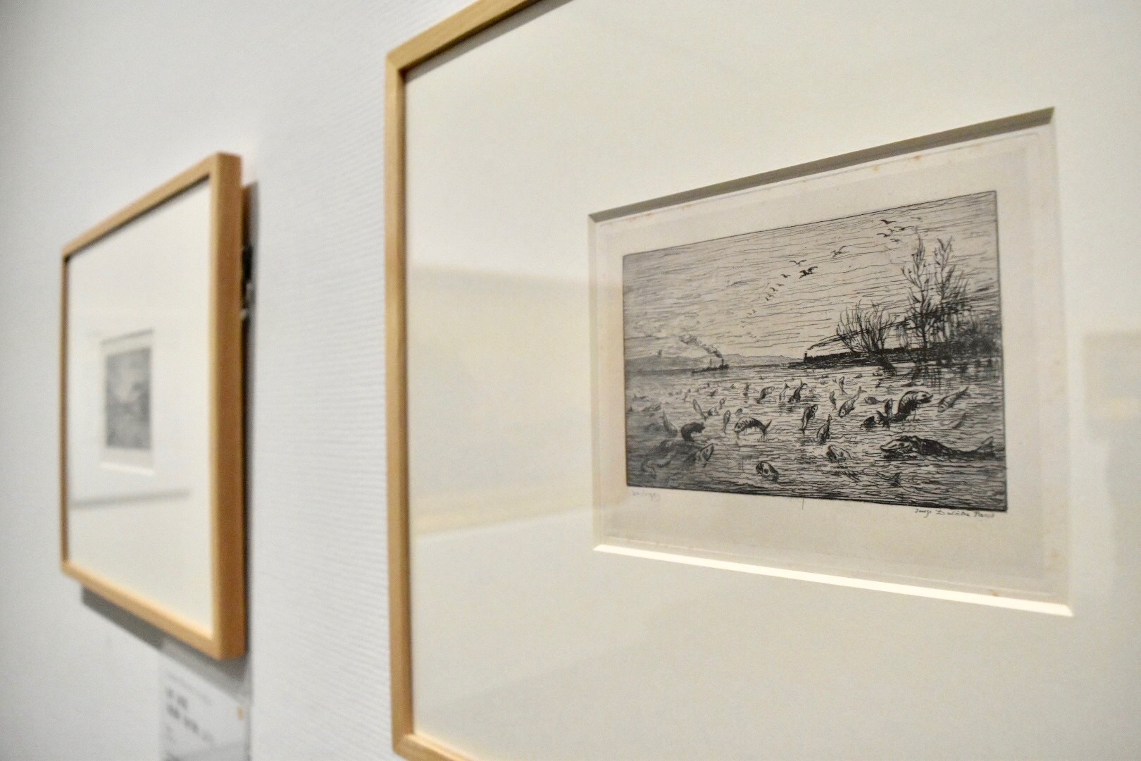 右：シャルル＝フランソワ・ドービニー　水夫見習いの出発を祝う魚たち（版画集「船の旅」より）　1862年　個人蔵