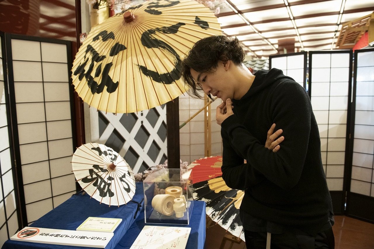 尾上右近　番傘展示スペースにて