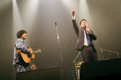 石崎ひゅーい出演の『COUNTDOWN JAPAN 22/23』に千鳥ノブがサプライズ登場　「さよならエレジー」とタイトルコールを披露