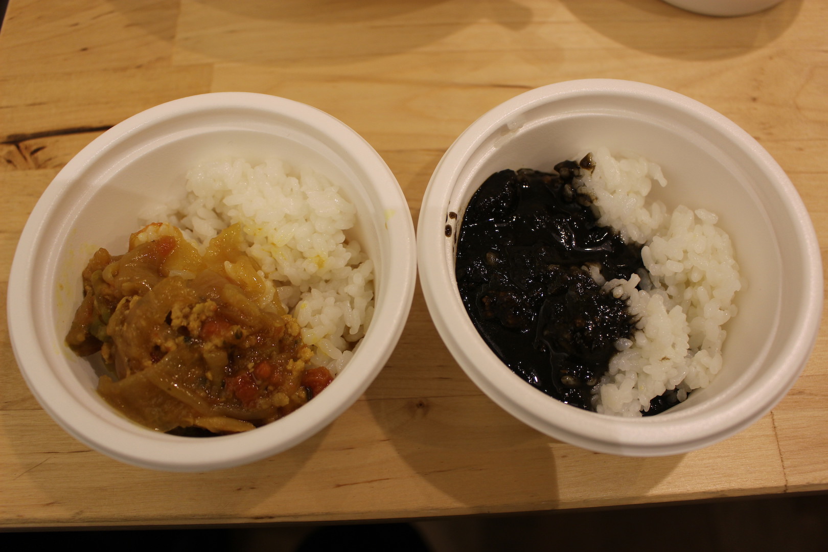 f-cafe「鯛とあさり出汁のキーマカレー」（写真左）「洋食屋さんの黒カレー」（写真右）