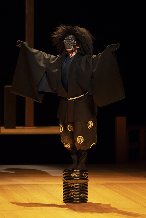 烏：野村萬斎（狂言『楢山節考』より）（撮影：政川 慎治）