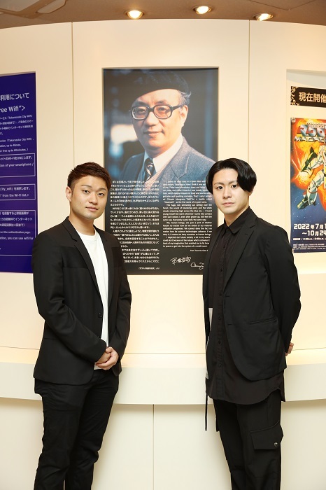 手塚治虫記念館・館内にて（左より）中村福之助、中村歌之助 （C)松竹