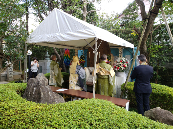 原爆碑の前で僧侶の祈祷（目黒・五百羅漢寺）2020.8.6 （写真提供：移動演劇桜隊平和祈念会）