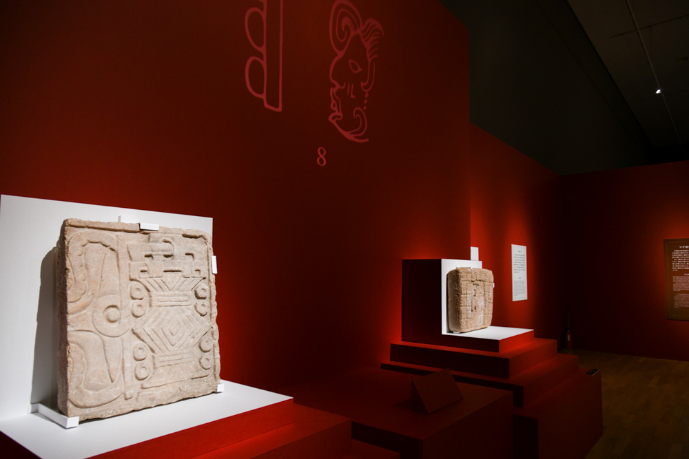 手前：《金星周期と太陽暦を表わす石彫》　マヤ文明　800〜1000年　ユカタン地方人類学博物館 カントン宮殿
