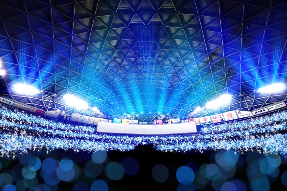 10日は青色に光輝く「青夏スティック」が来場者全員に配られる。試合後には照明が落とされ、幻想的な光景が広がる
