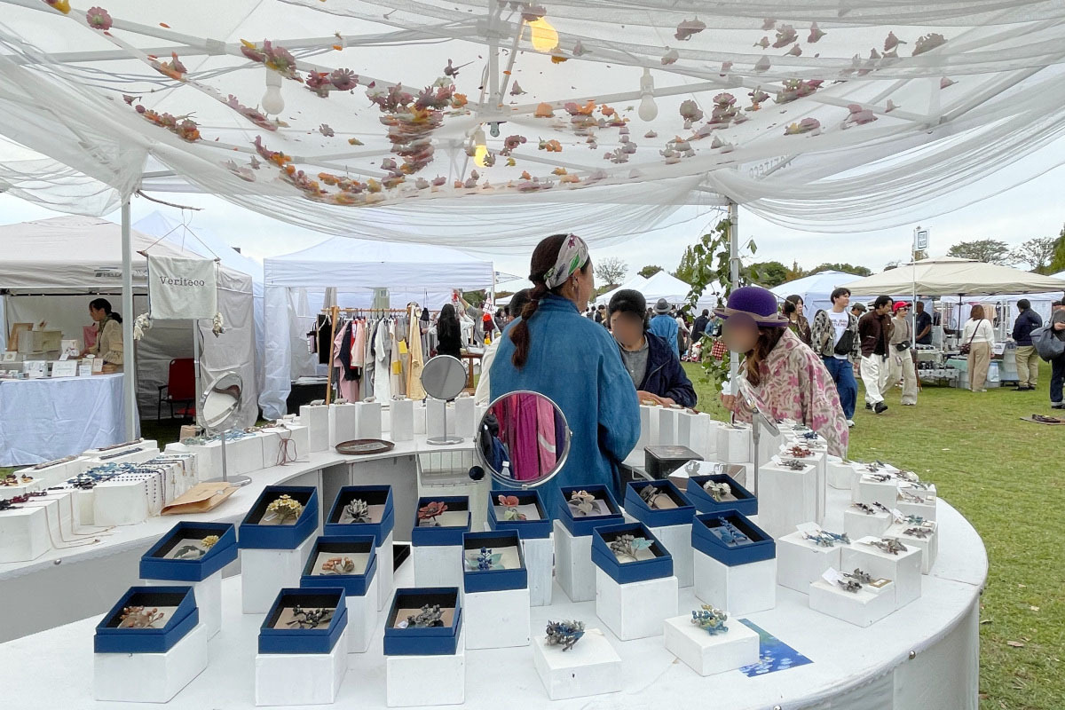 『東京蚤の市’25 AUTUMN』会場風景より