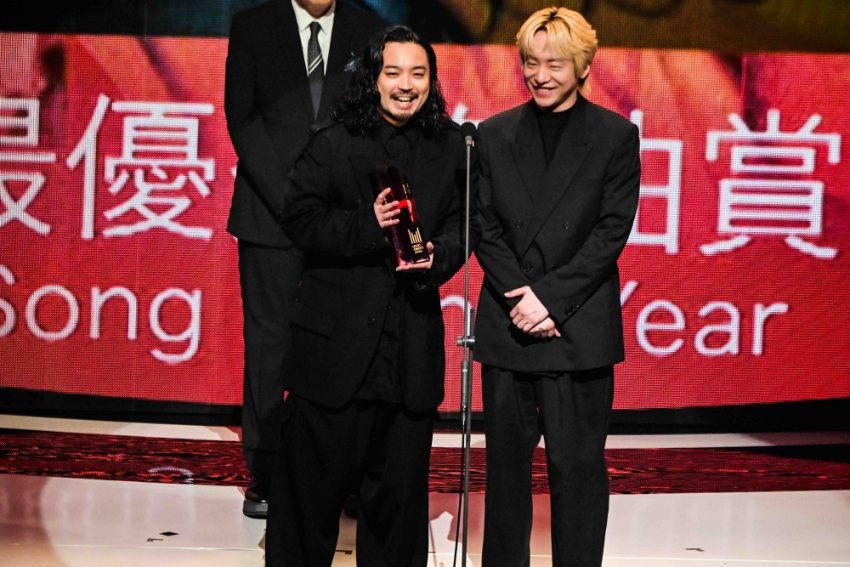 『MUSIC AWARDS JAPAN 2025』授賞式　最優秀楽曲賞　Creepy Nuts「Bling-Bang-Bang-Born」　