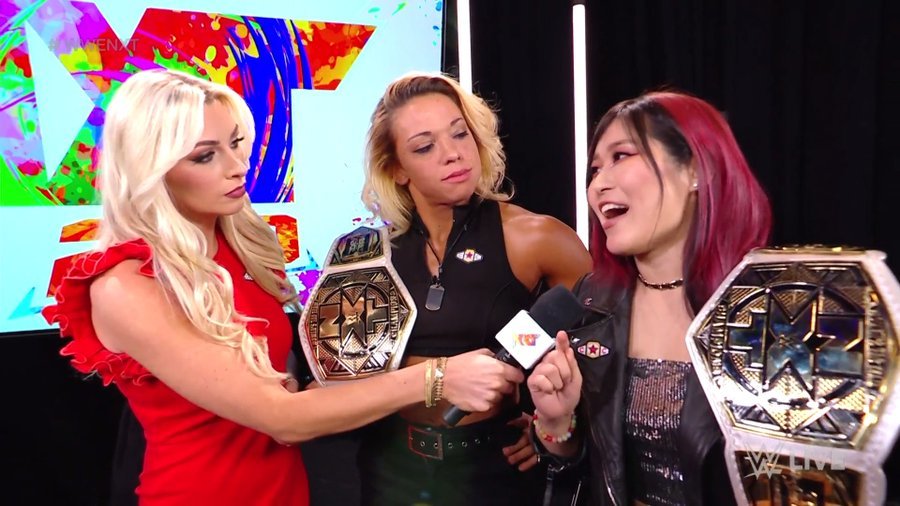 インタビューを受ける紫雷イオ＆ゾーイ・スターク組 (c)2021 WWE, Inc. All Rights Reserved