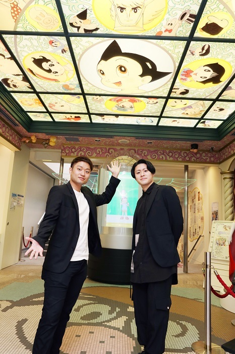 手塚治虫記念館・エントランスホールにて（左より）中村福之助、中村歌之助 （C)松竹