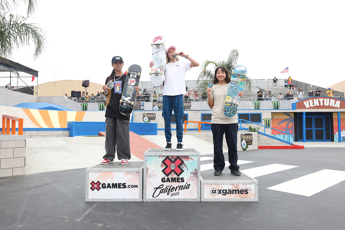 『X Games California 2023』女子スケートボードストリートの上位3選手。左から銀メダルの赤間凛音、金のクロエ・コヴェル、銅の西矢椛