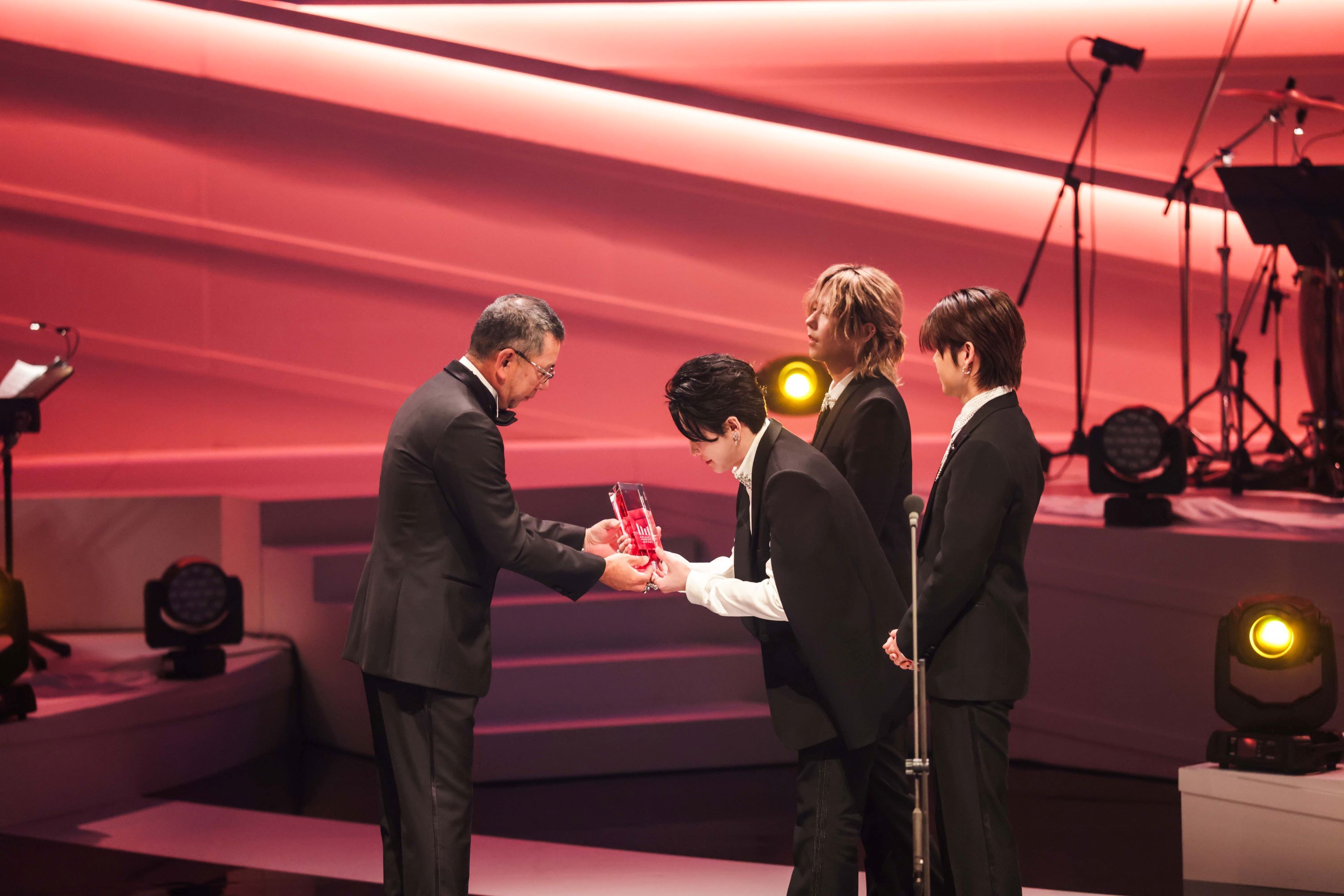 【最優秀ジャパニーズソングアーティスト賞】Mrs. GREEN APPLE (c)CEIPA /MUSIC AWARDS JAPAN2025