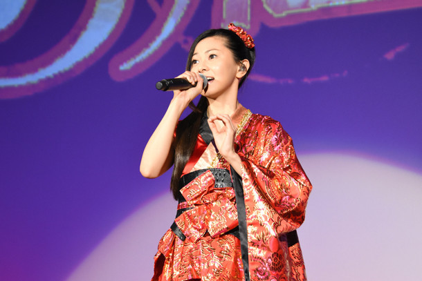 劇場版「名探偵コナン から紅の恋歌（からくれないのラブレター）」の初日舞台挨拶で歌唱する倉木麻衣。