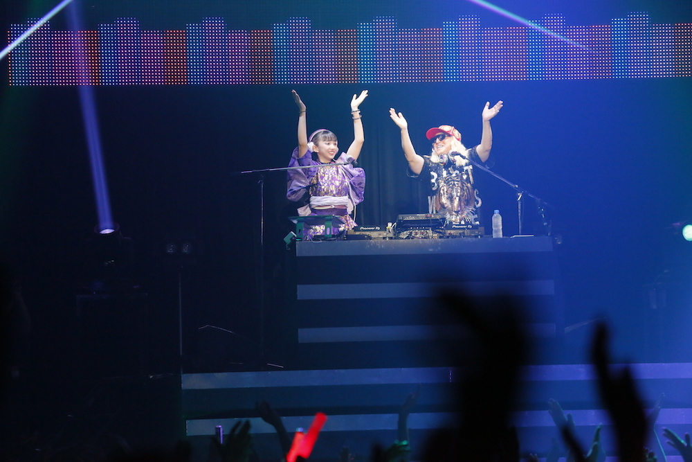 左から、DJ小宮有紗、DJ KOO